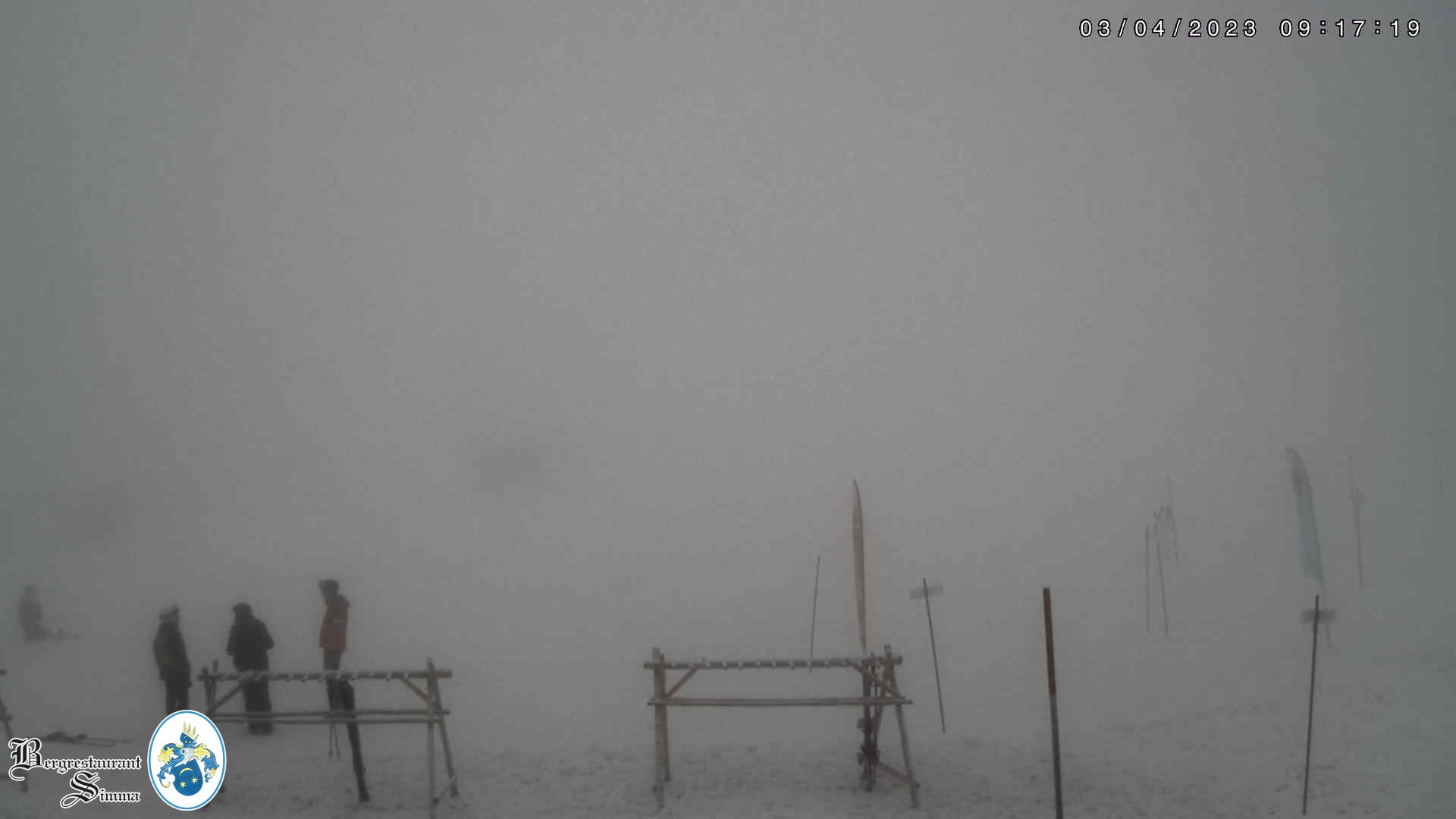 Blickrichtung Mittagsspitze und Skigebiet - li Talstation der Gipfelbahn